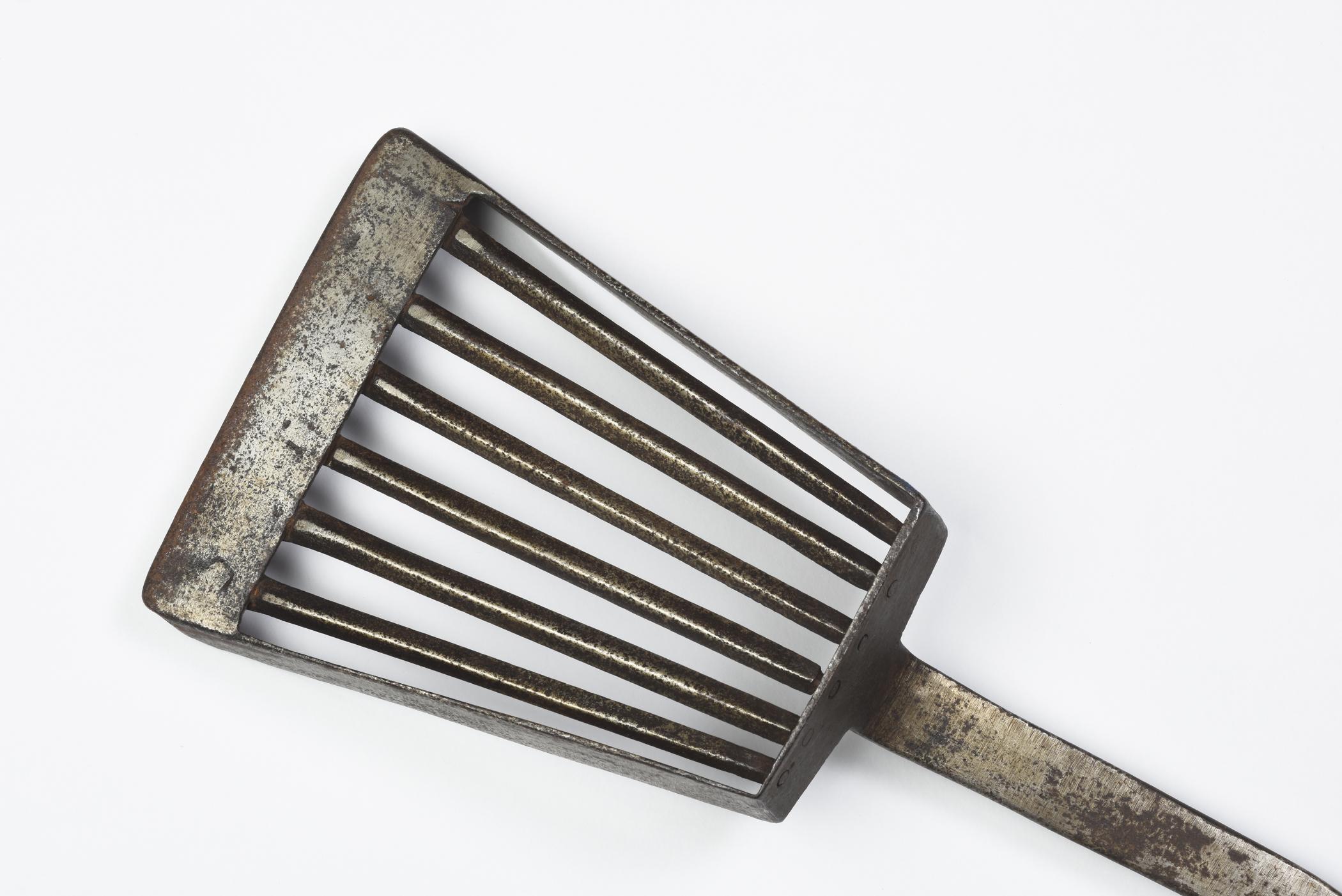2016.0054 Shovel, view 3, reverse