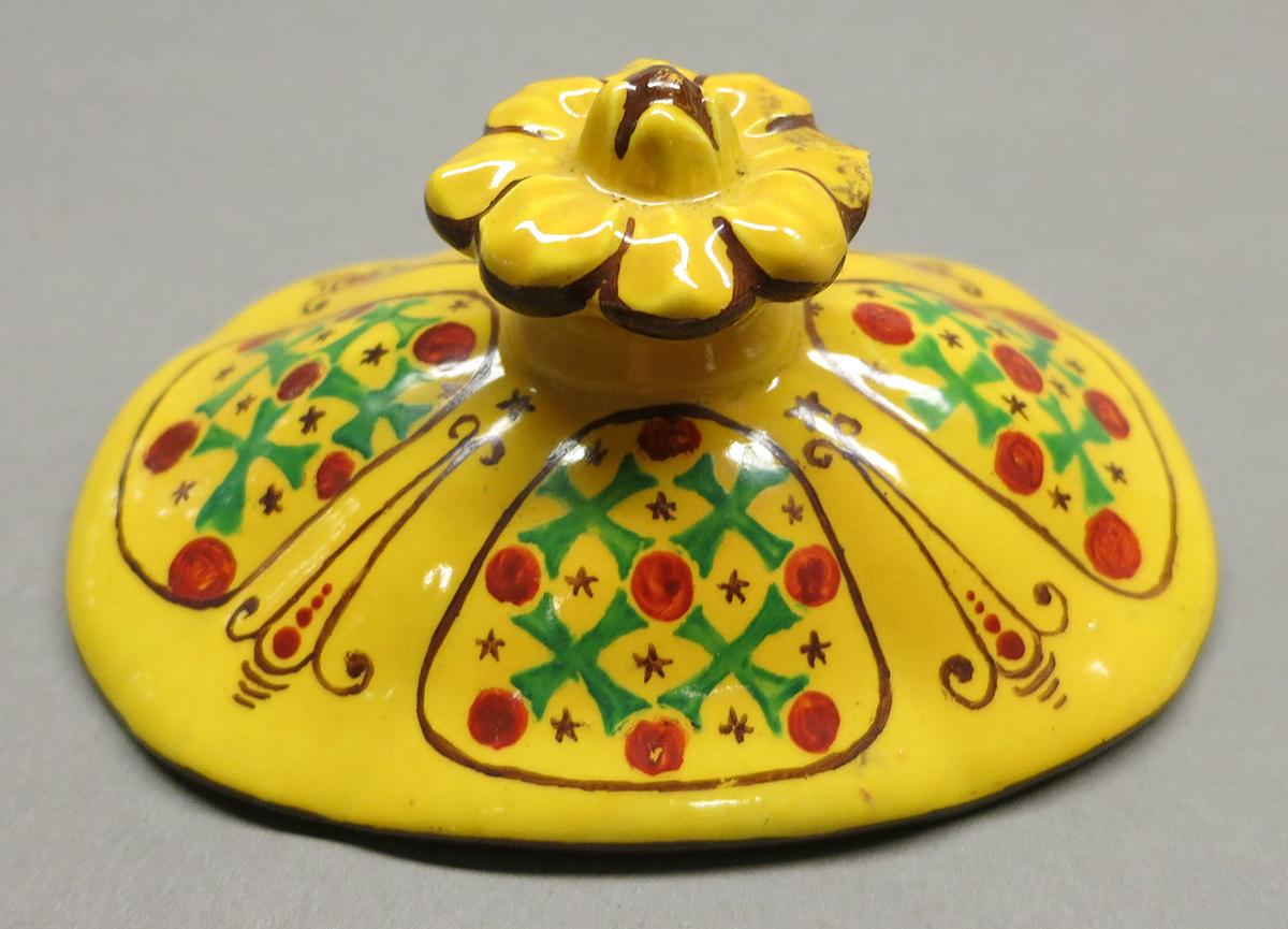 2017.0012.013.002 B Sugar bowl, lid, view 1