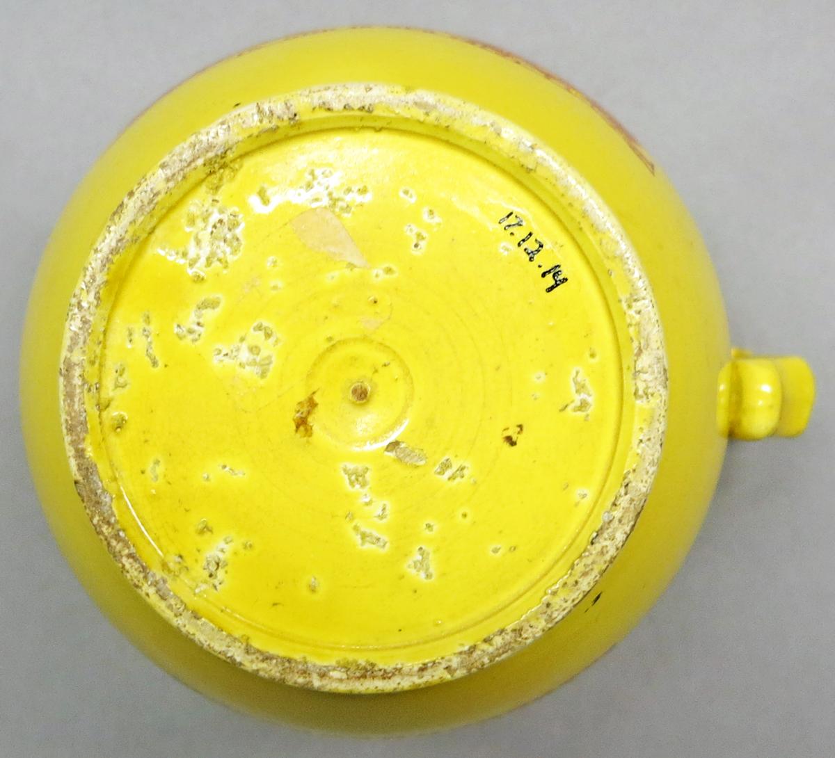 2017.0012.014 Jug, underside