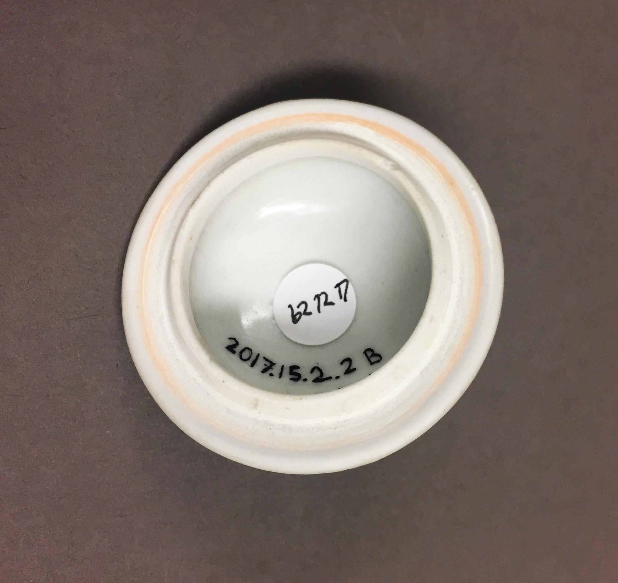 2017.0015.002.002 B Beaker, bottom