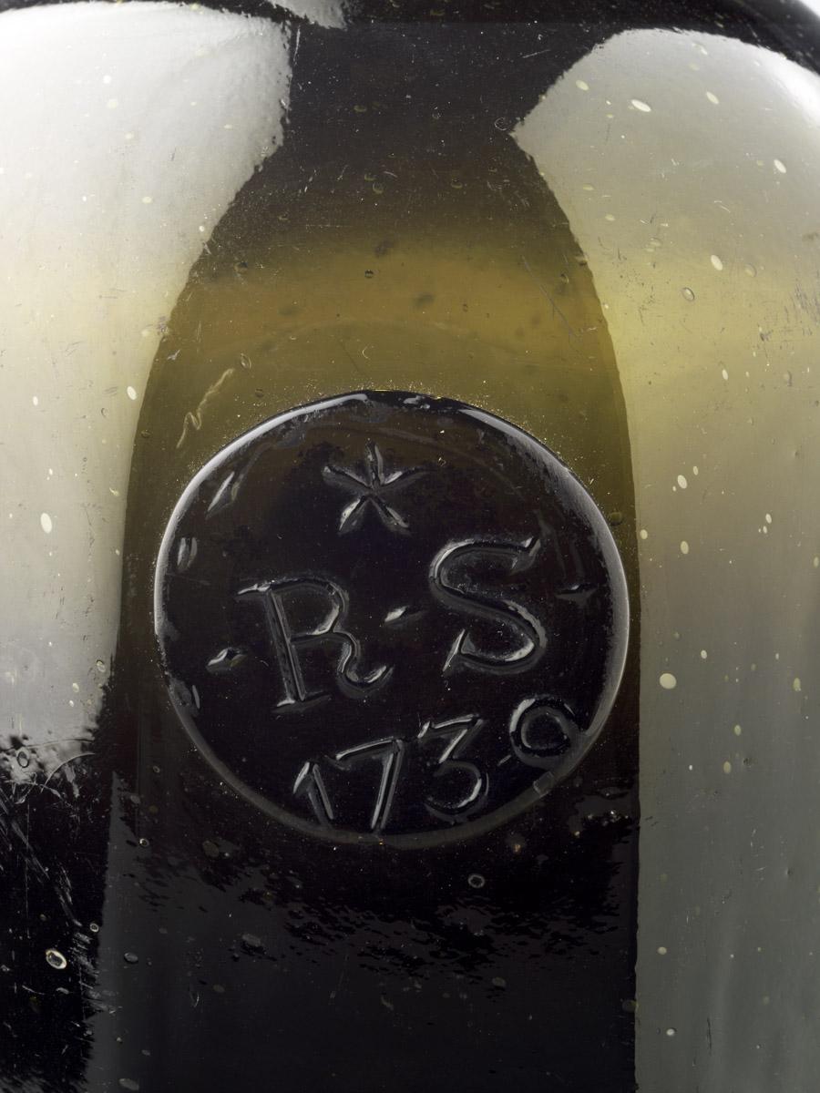 1959.1721 Wine bottle (seal detail)