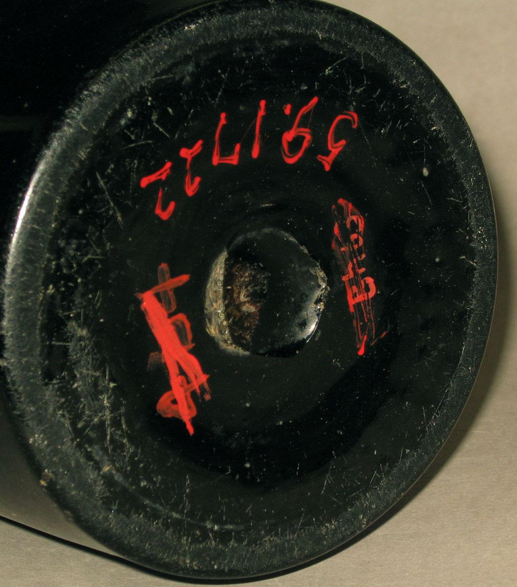 1959.1722 Glass bottle (underside)
