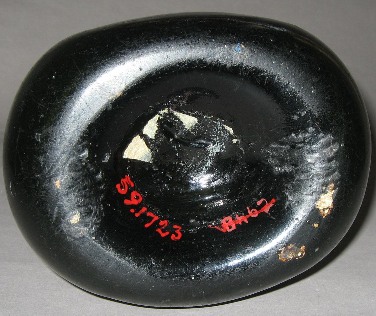 1959.1723 Glass onion bottle (underside)