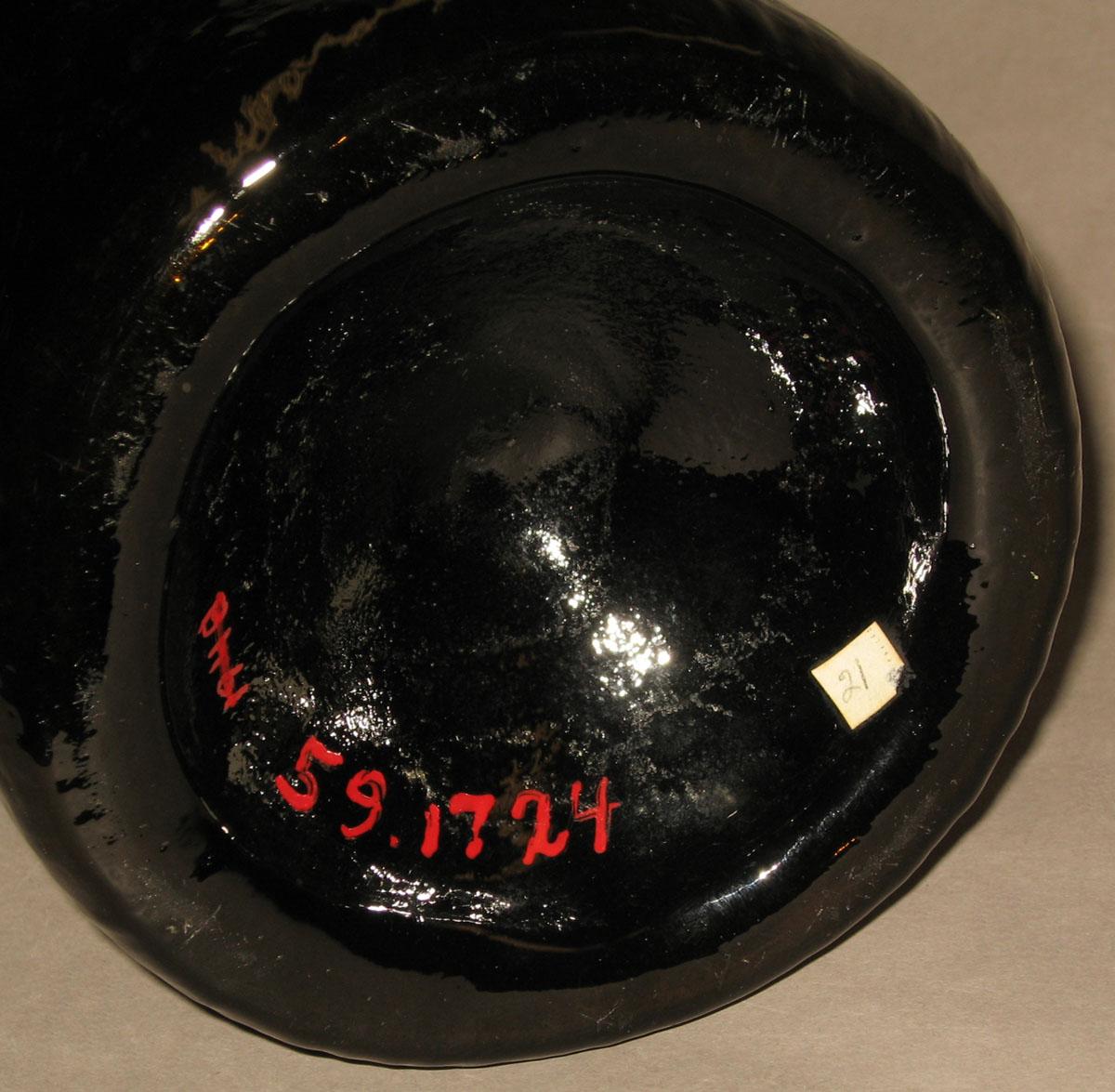 1959.1724 Glass wine bottle (underside)
