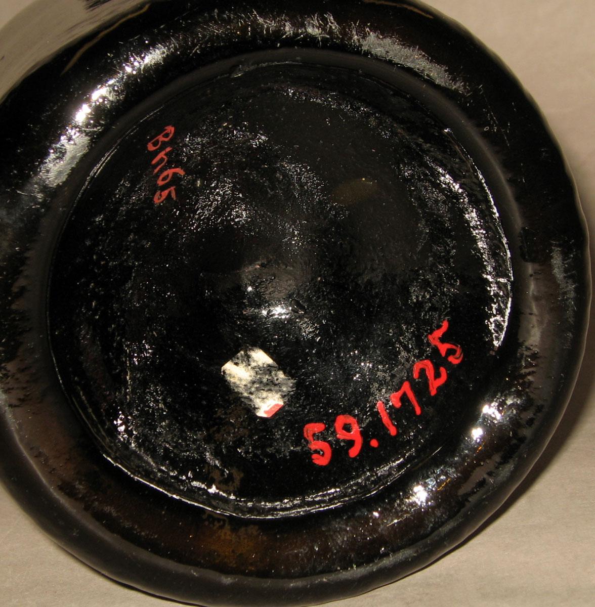1959.1725 Glass wine bottle (underside)
