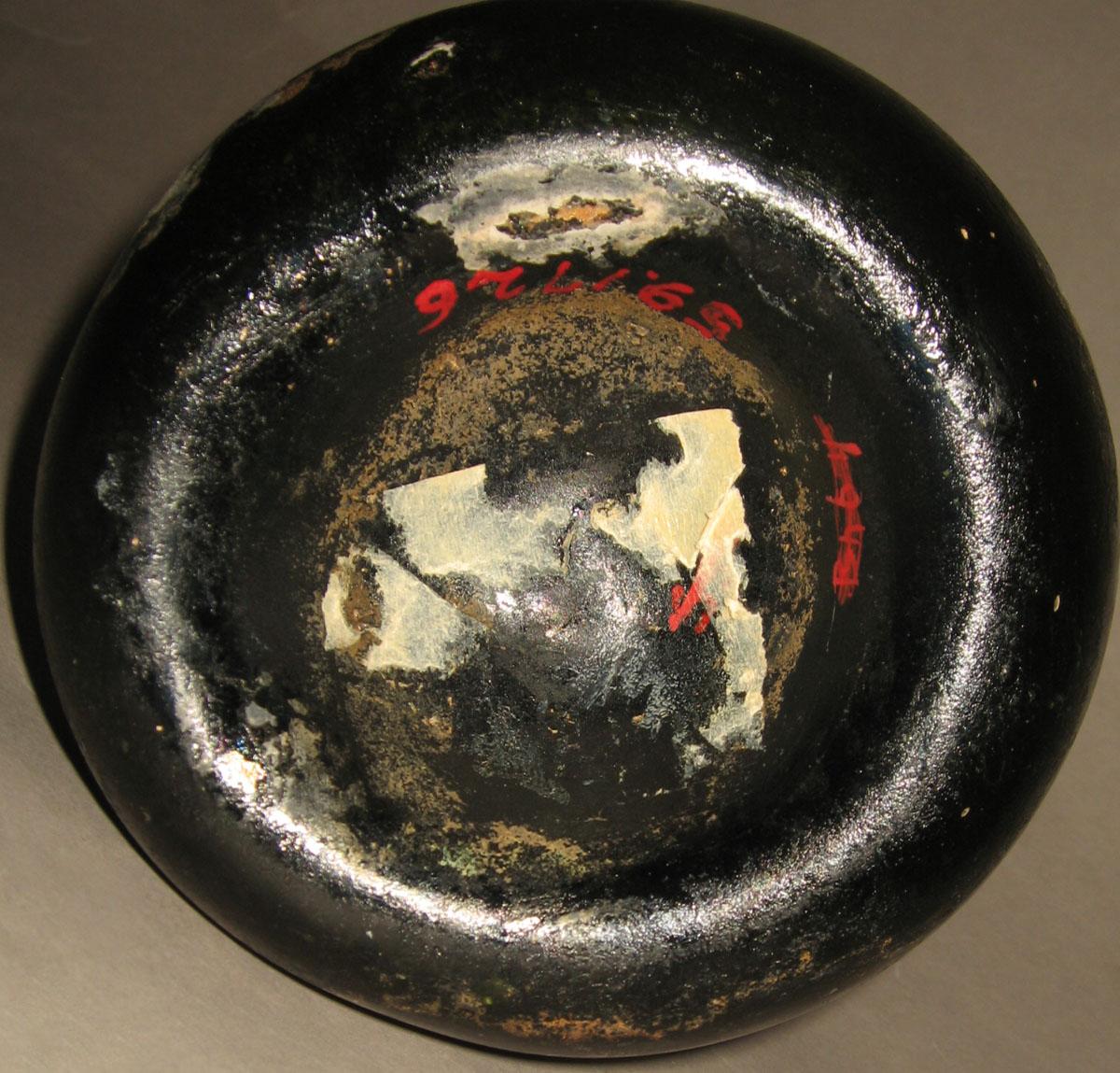 1959.1726 Glass onion bottle (underside)