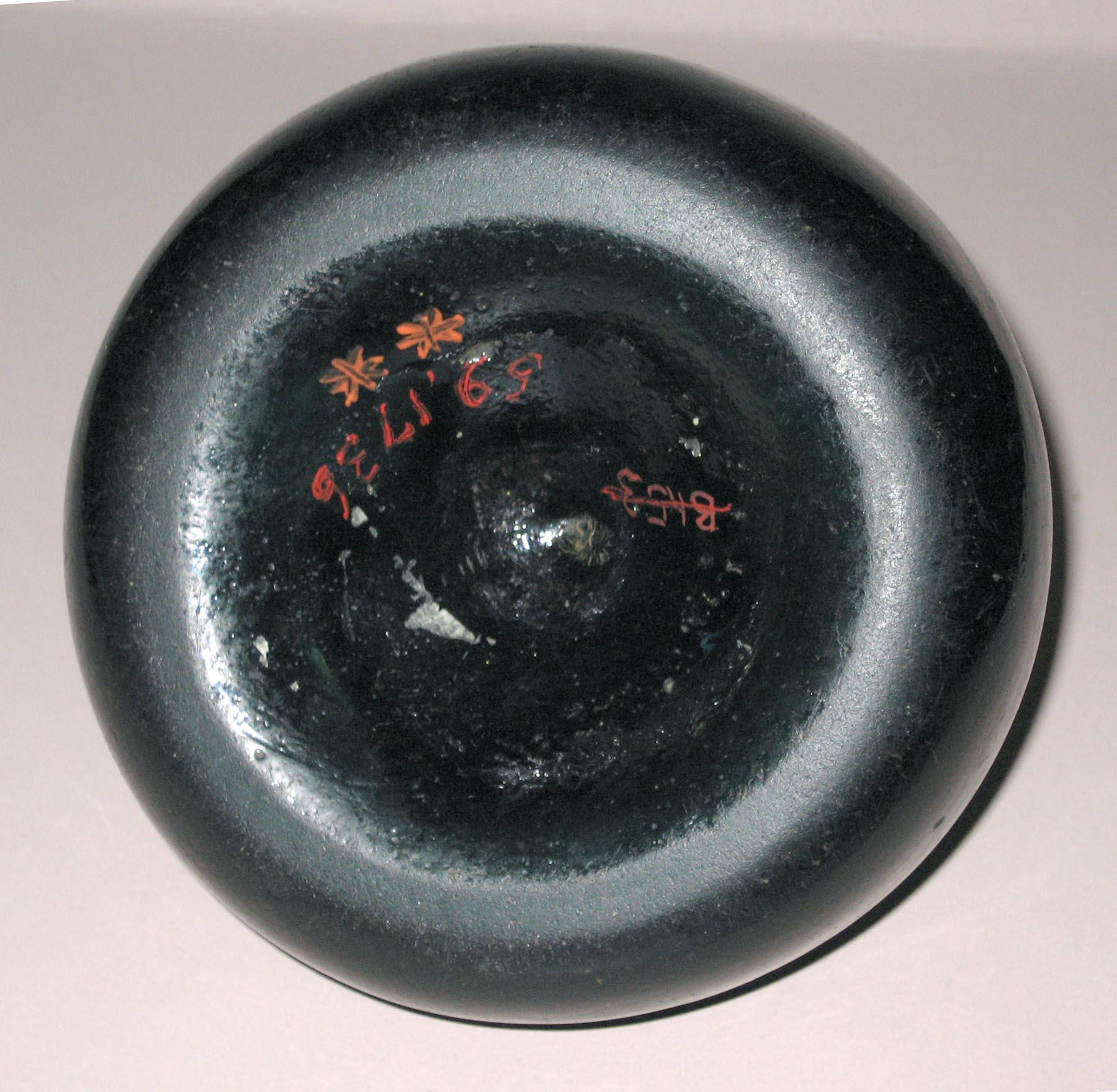 1959.1736 Wine bottle (bottom)