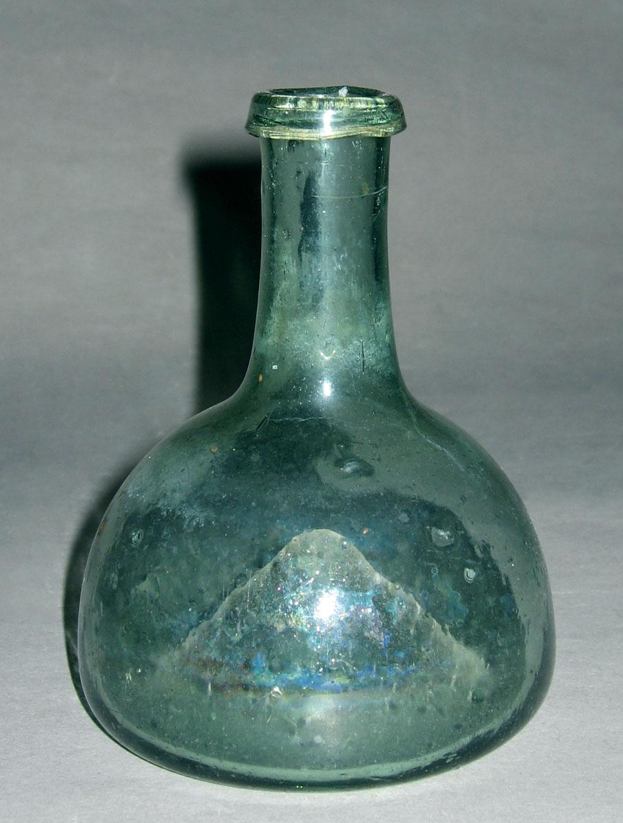 1959.1737 Glass bottle