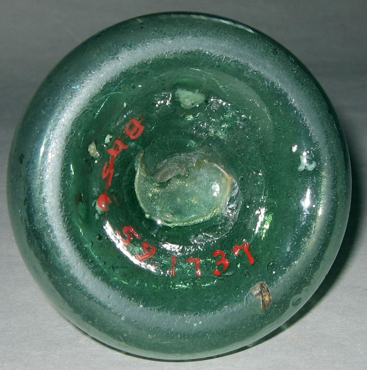 1959.1737 Glass bottle (underside)