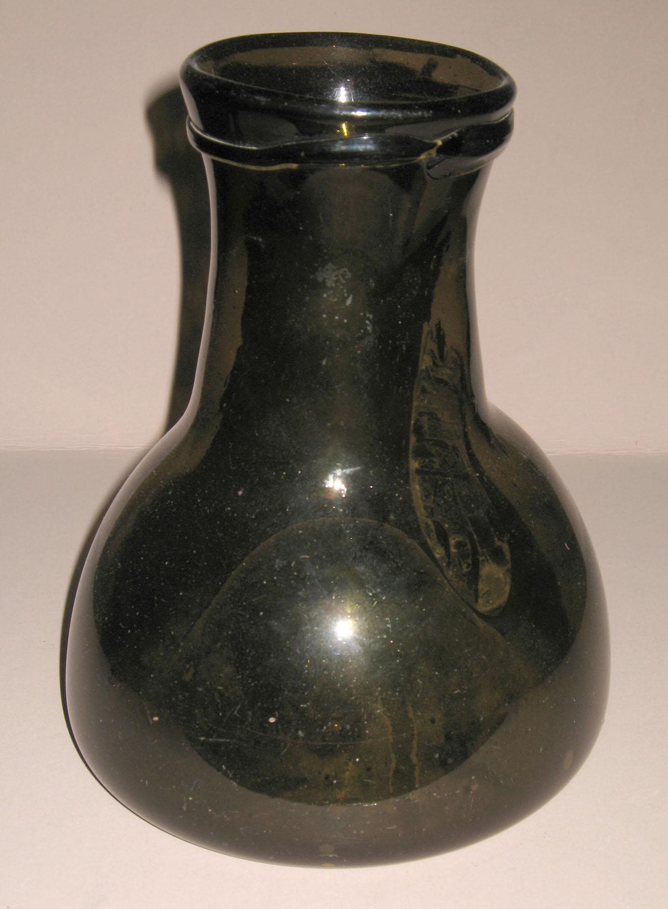 1959.1747 Glass bottle