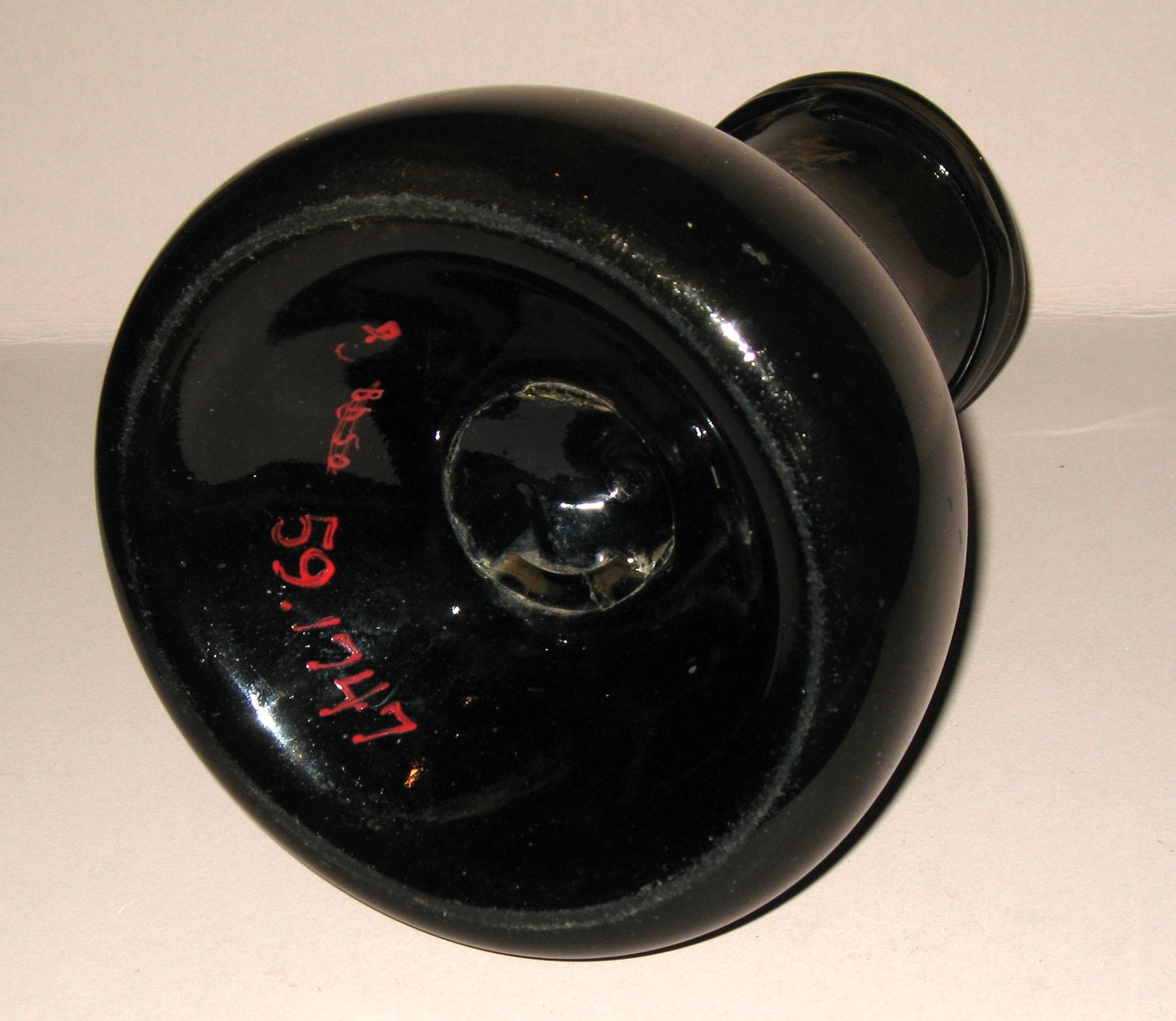 1959.1747 Glass bottle (bottom)
