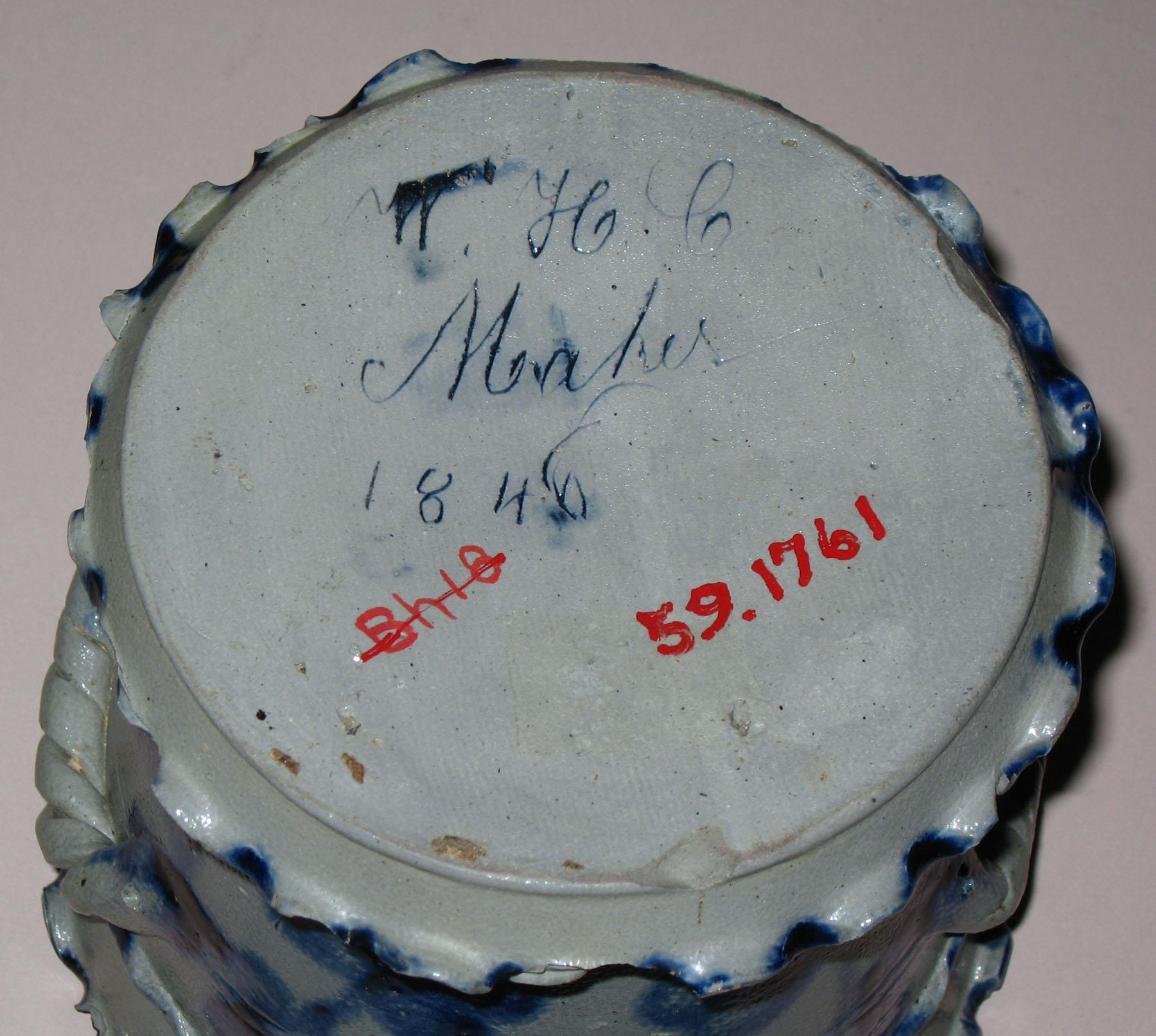1959.1761 Flower pot (bottom-mark)