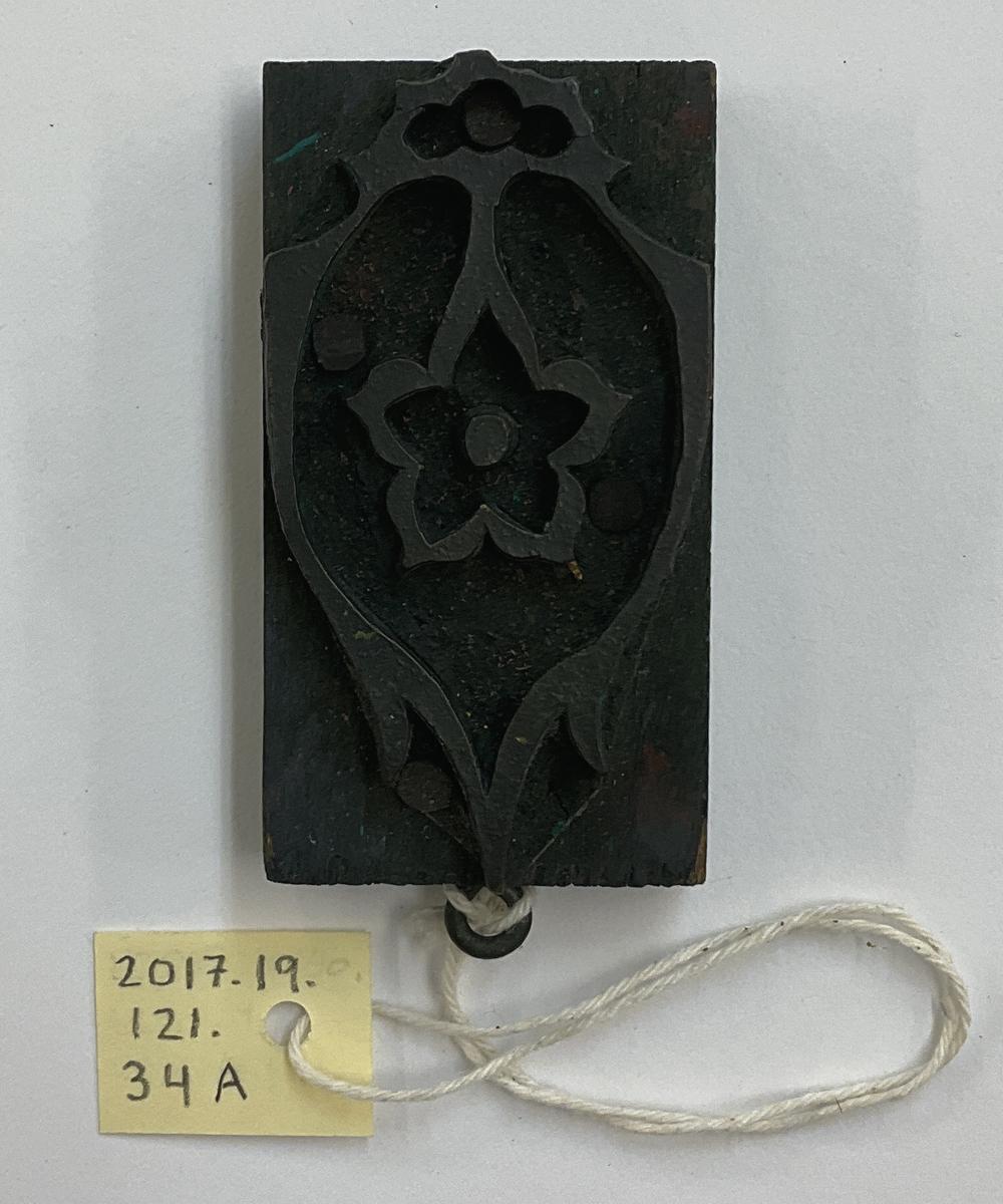 2017.0019.121.034 A Tool (for textiles), Textile printing block, Reg Image, overall