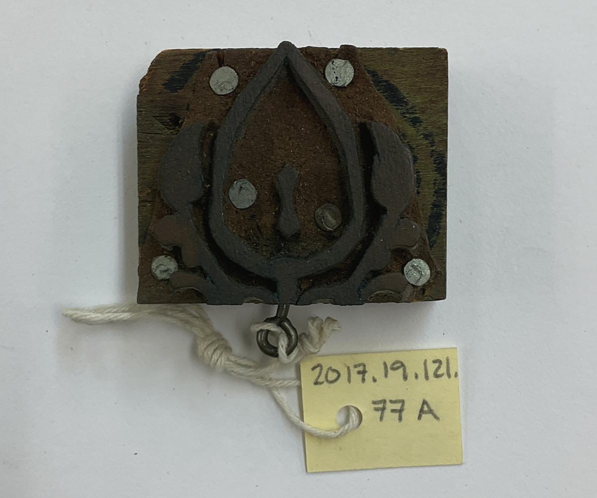 2017.0019.121.077 A Tool (for textiles), Textile printing block, Reg Image, overall