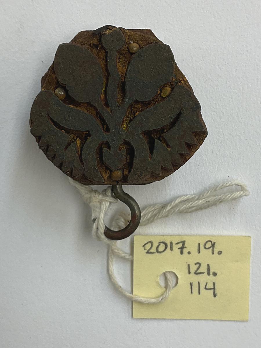 2017.0019.121.114 Tool (for textiles), Textile printing block, Reg Image, overall