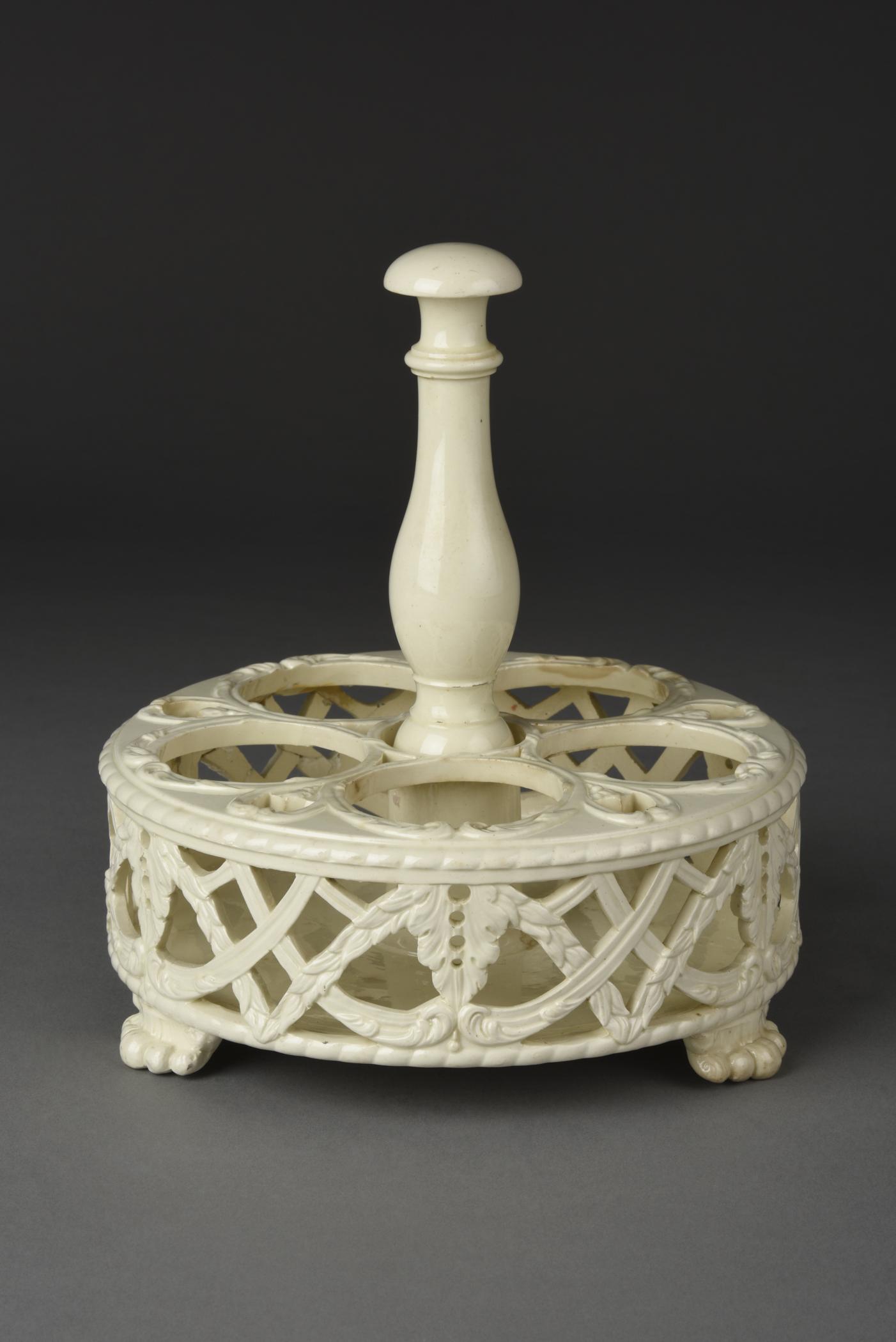 2019.0009 A Cruet frame, view 1