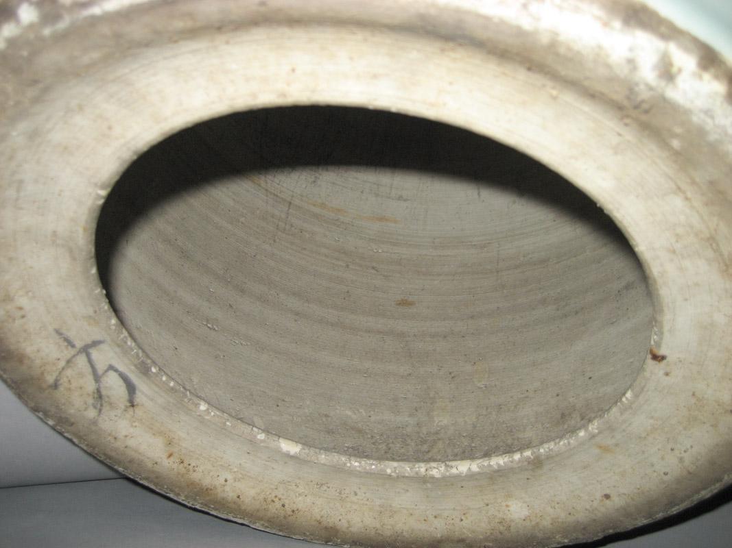 1959.1810.001 Porcelain garden seat underside
