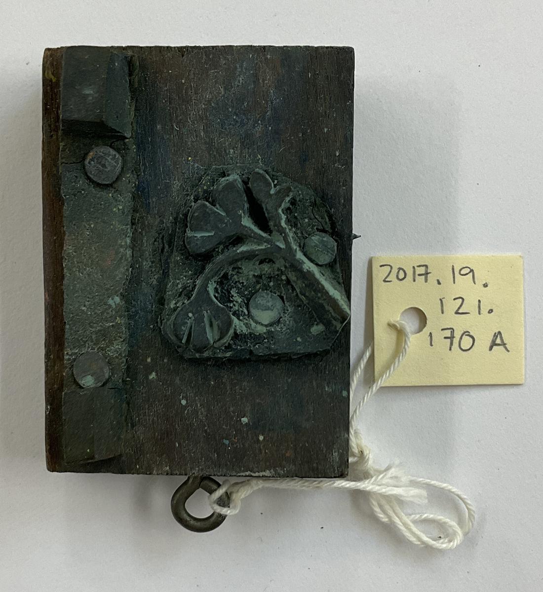 2017.0019.121.170 A Tool (for textiles), Textile printing block, Reg Image, overall