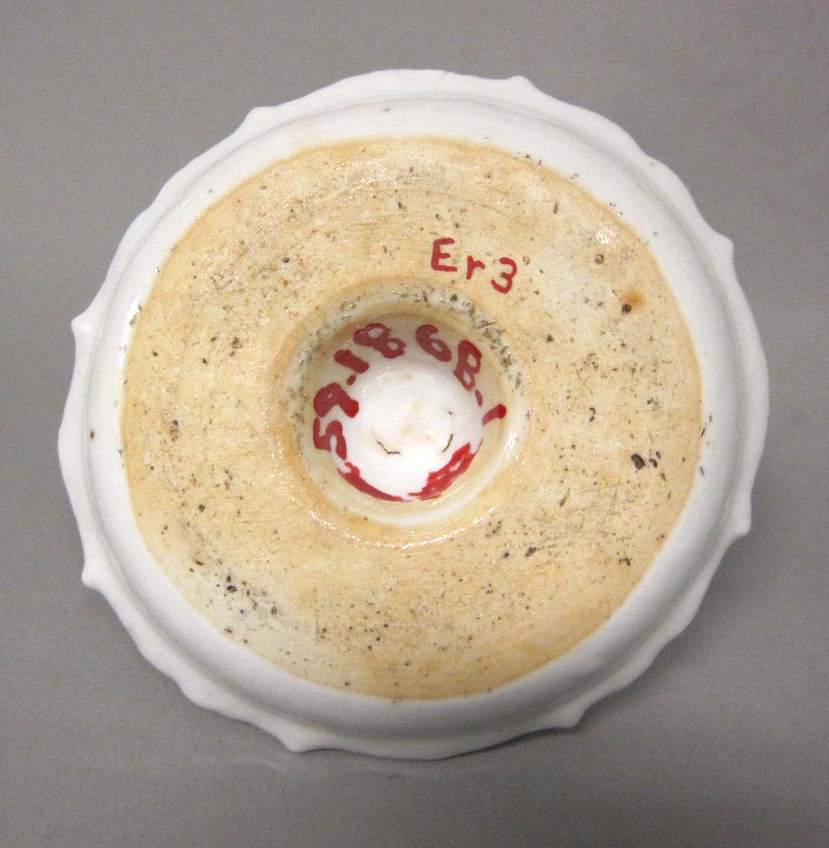 1959.1868.001 Porcelain candlestick underside