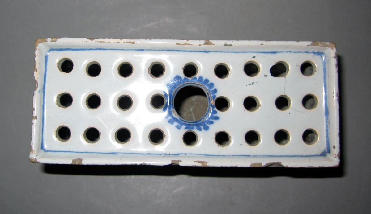 1959.1895 Delft flower container top