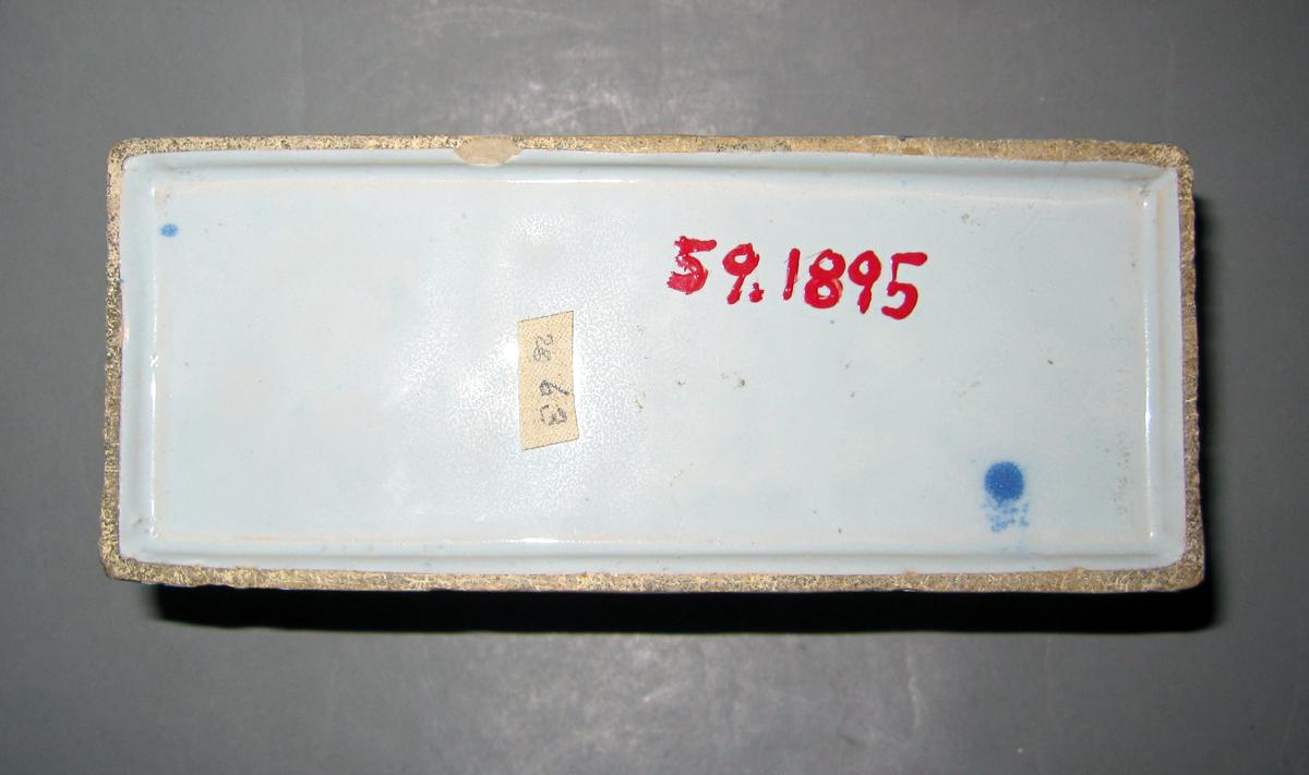 1959.1895 Delft flower container underside