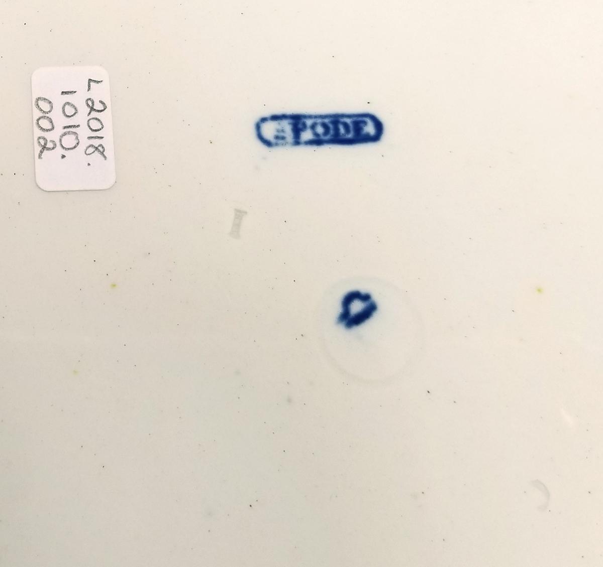 2018.0006.002 Tray, underside, marks
