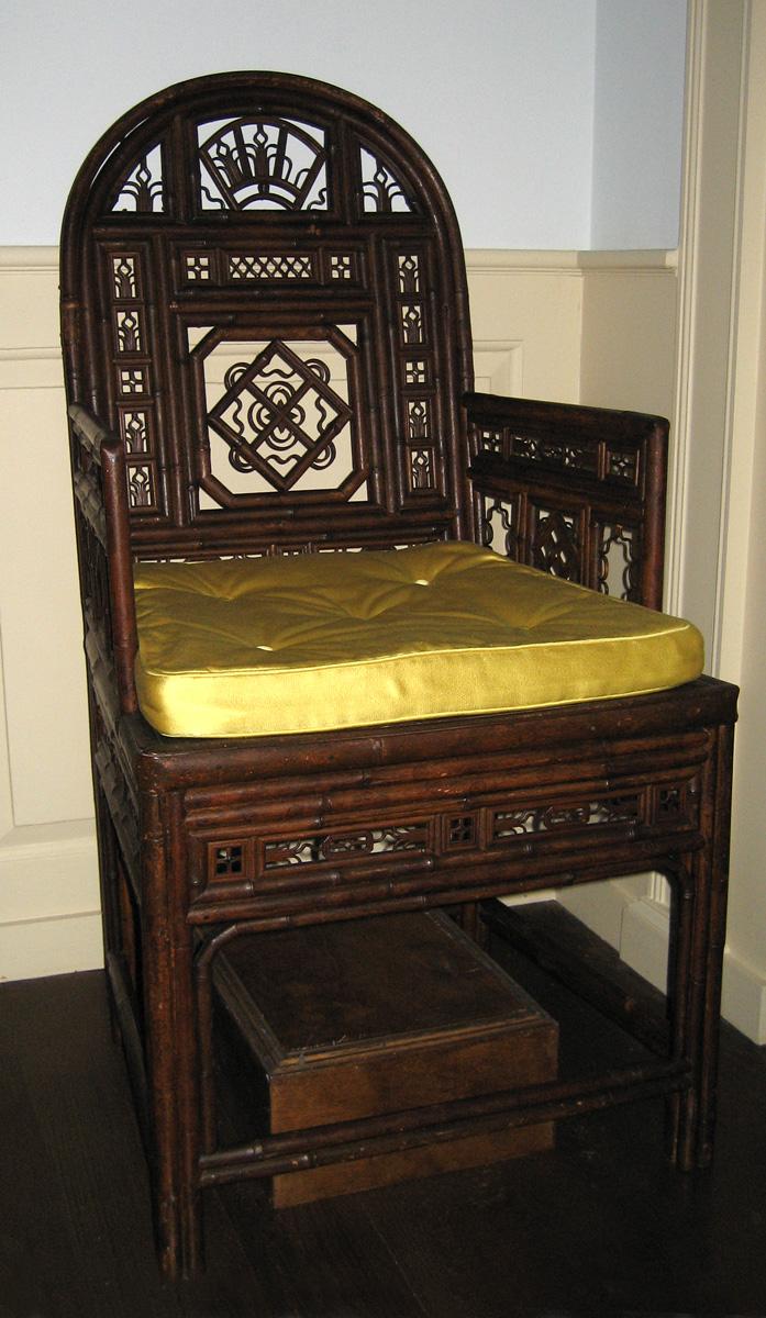 1951.0081.006 chair with 1987.0503.001 cushion view 1