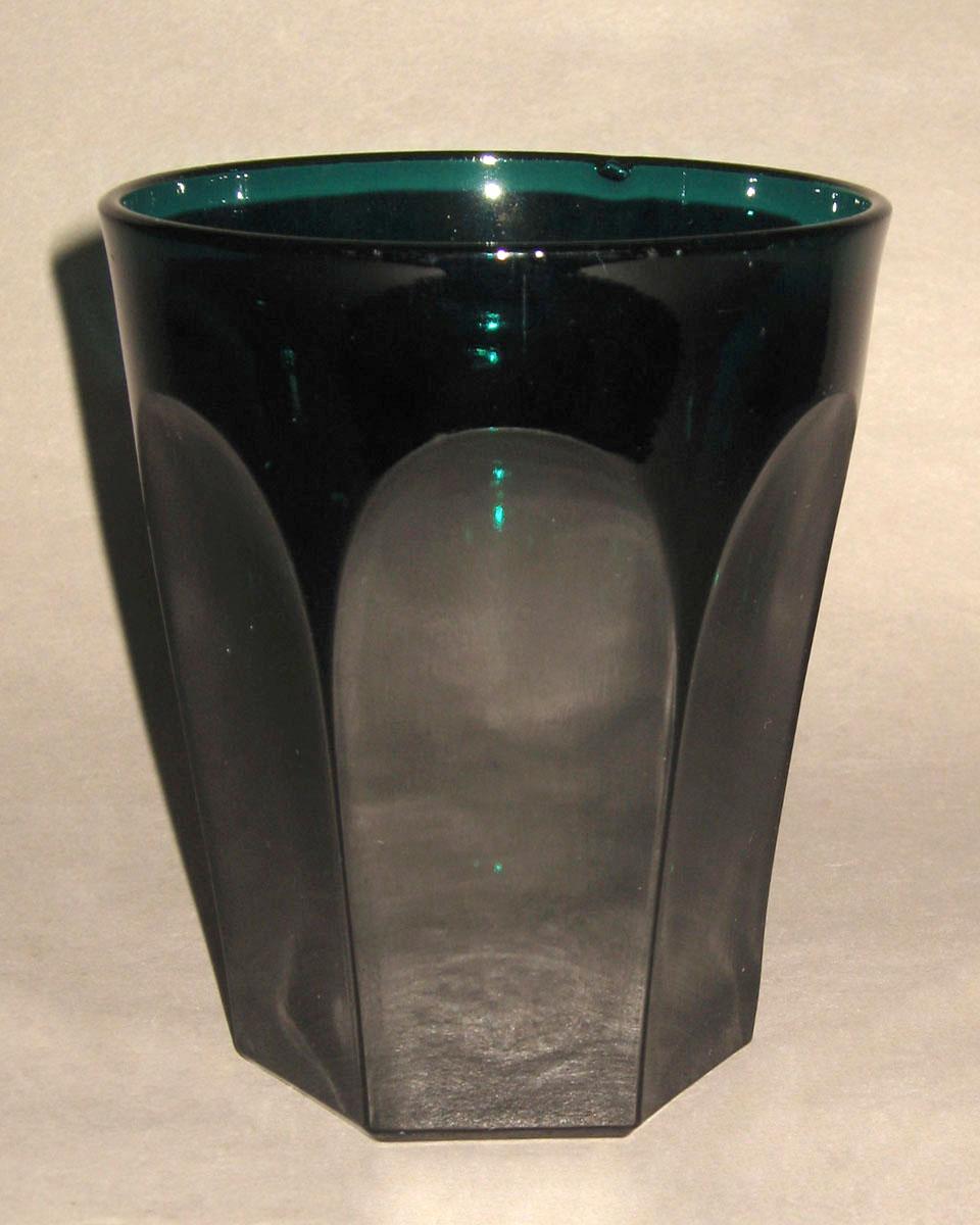 1959.2083.001 Green glass tumbler