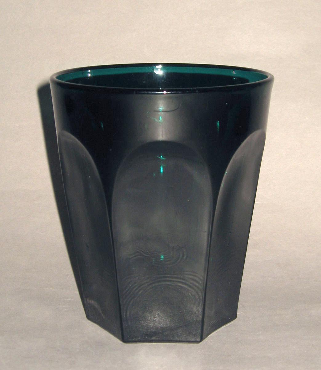 1959.2083.002 Green glass tumbler