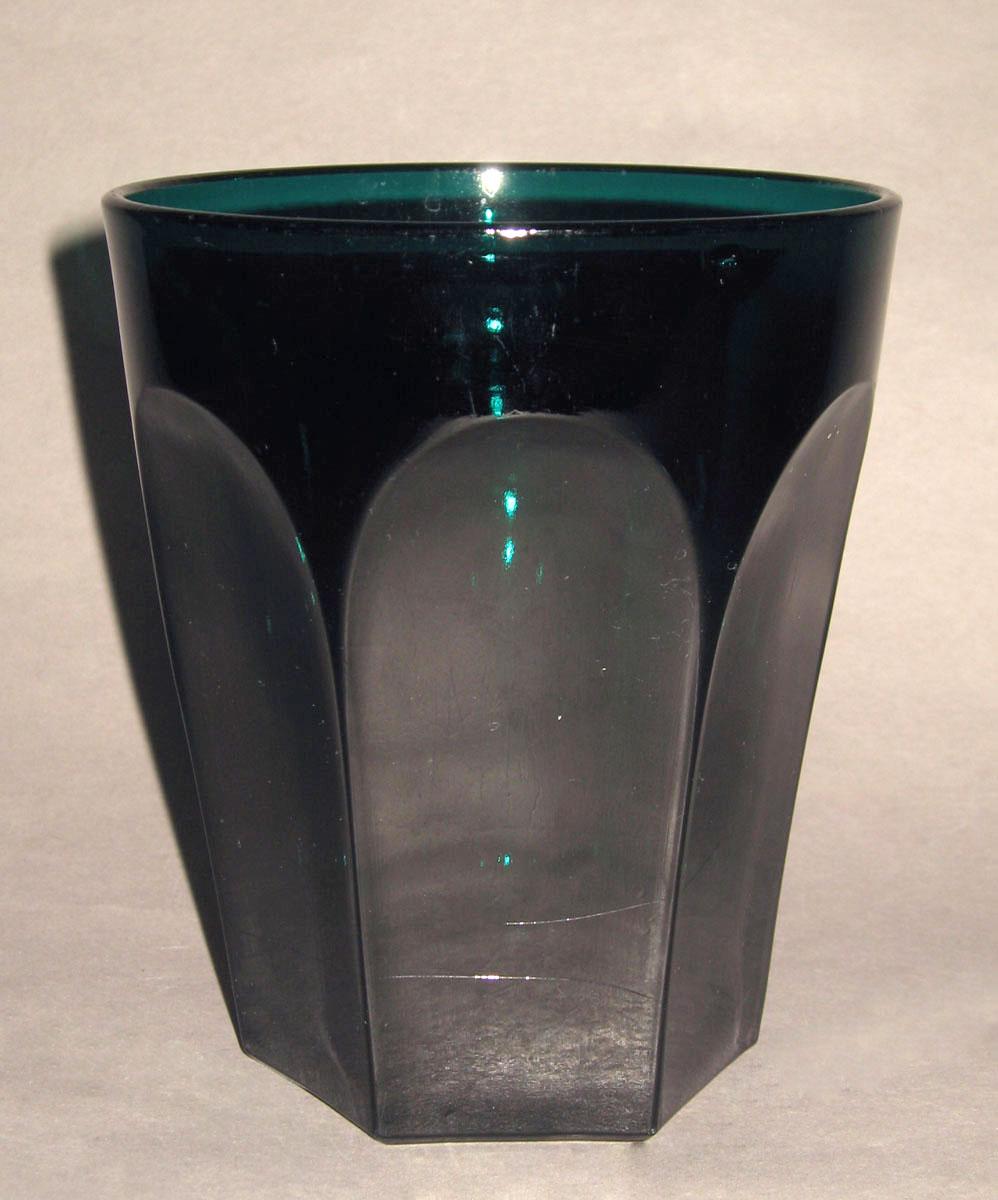 1959.2083.003 Green glass tumbler
