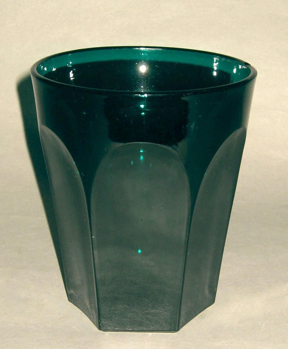 1959.2083.004 Green glass tumbler
