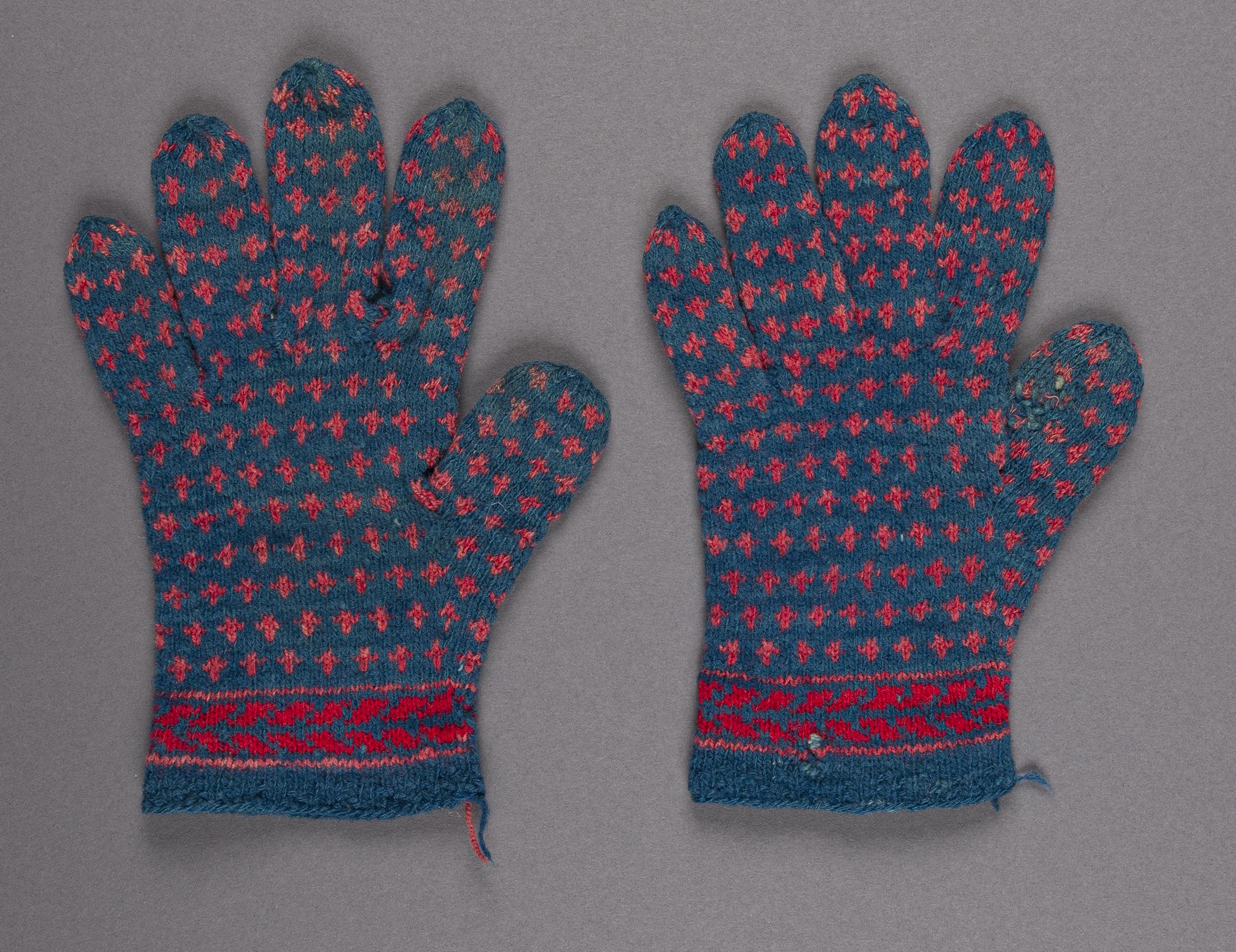 2019.0032.014 A, B Gloves, view 1