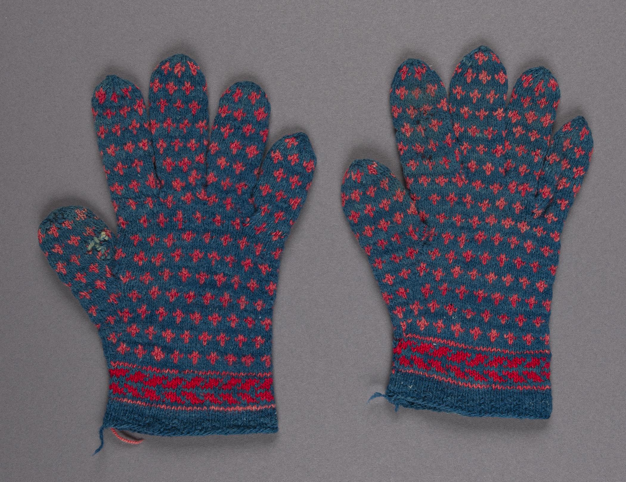 2019.0032.014 A, B Gloves, view 2