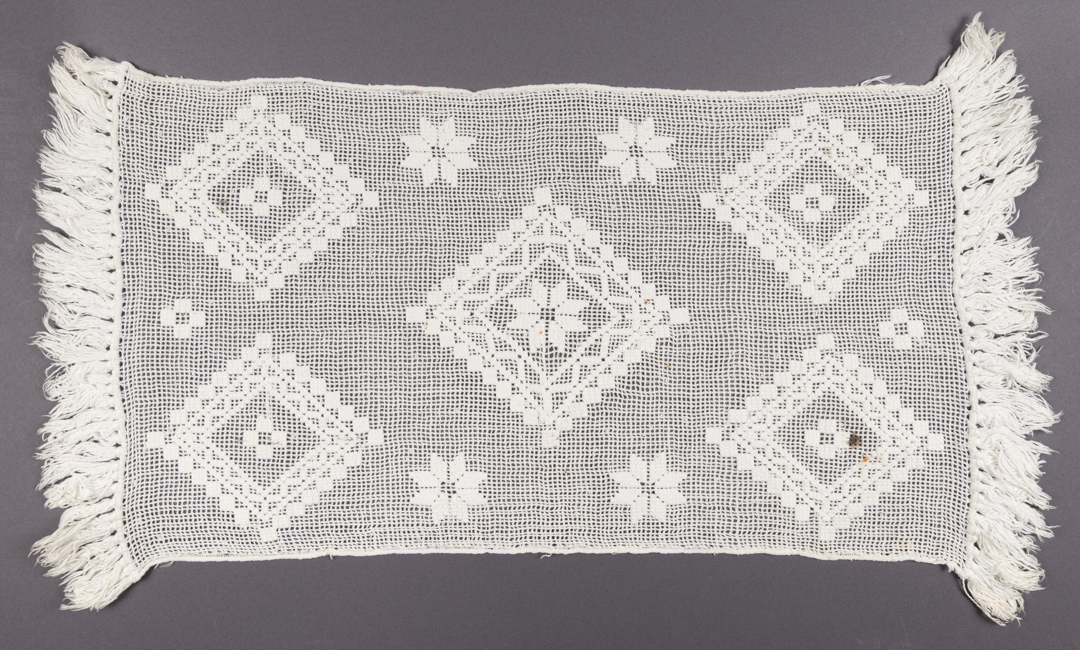 2019.0032.030 Table cover, view 1