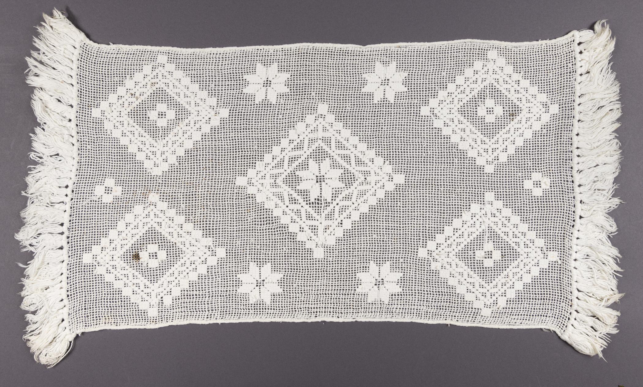 2019.0032.030 Table cover, view 2, reverse