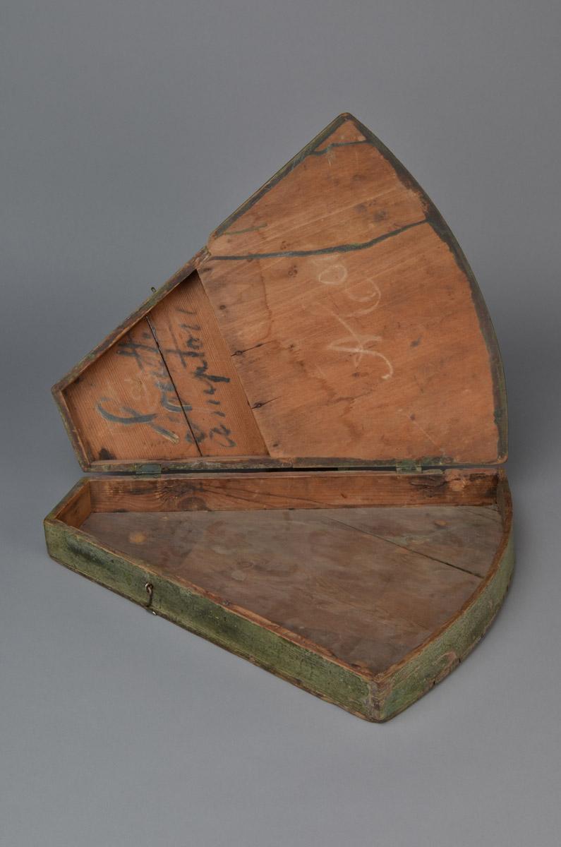 2013.0013.002 B Octant box, view 2