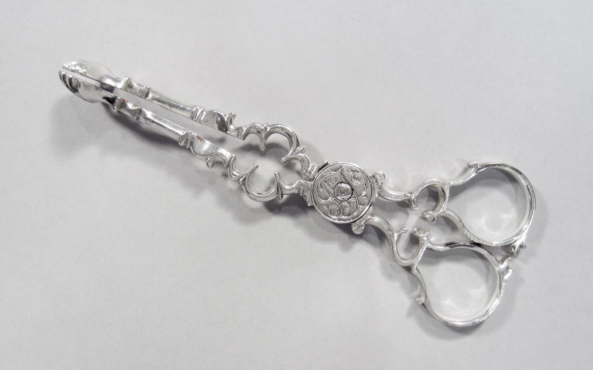 1954.0007 Tongs, side 2