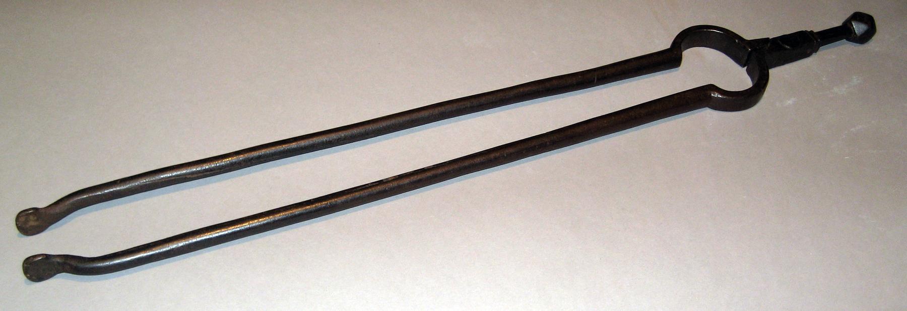 1959.2467 Fireplace tongs