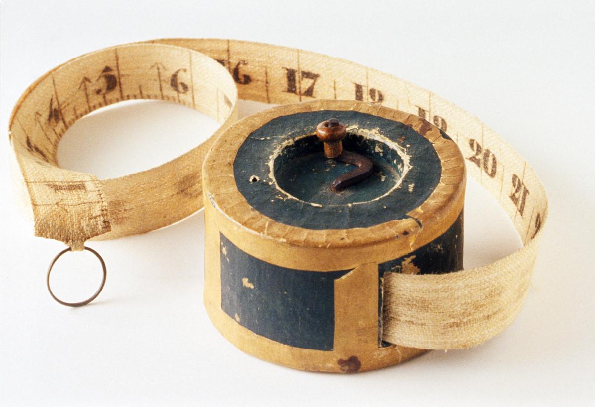 1954.0012.001 Box with Measuring Tape