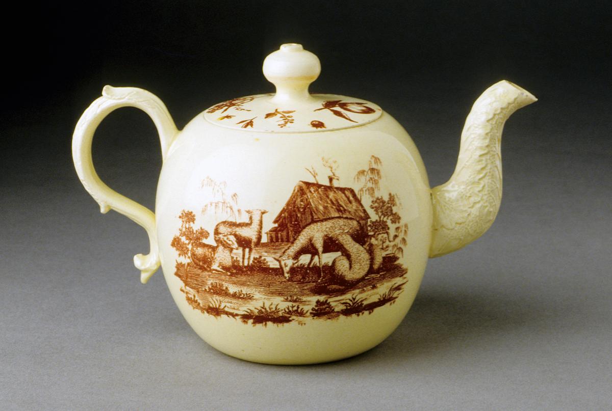 1959.2496 A, B Teapot, right facing