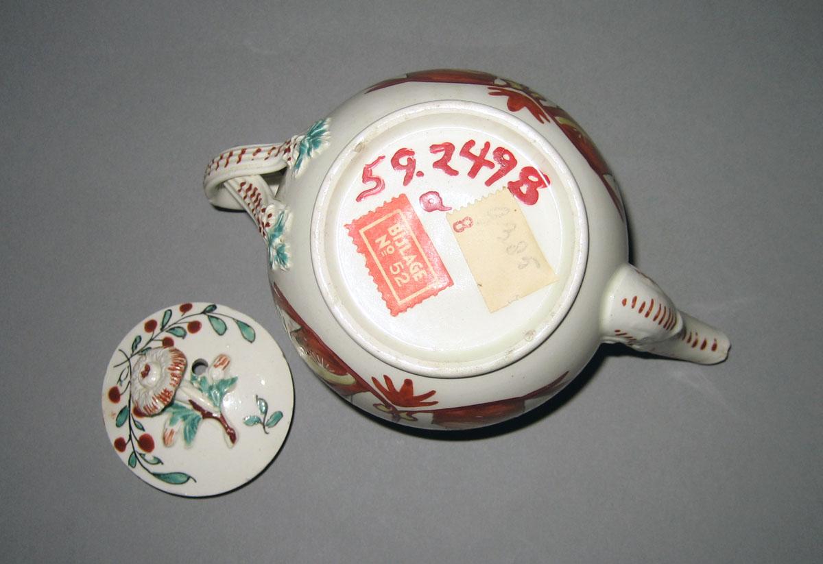1959.2498 Teapot, bottom