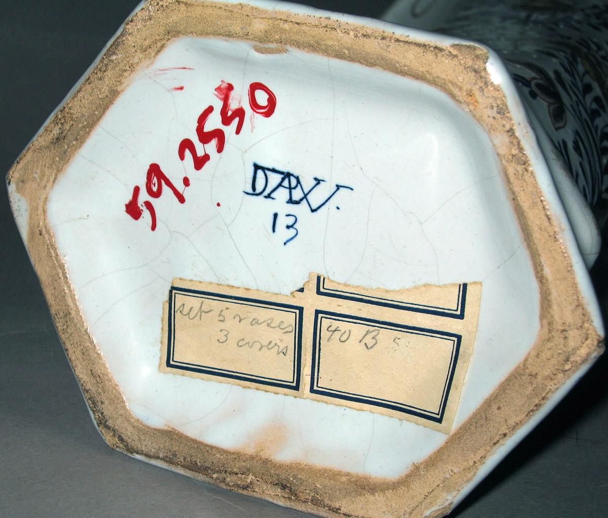 1959.2550 Delft vase (underside)