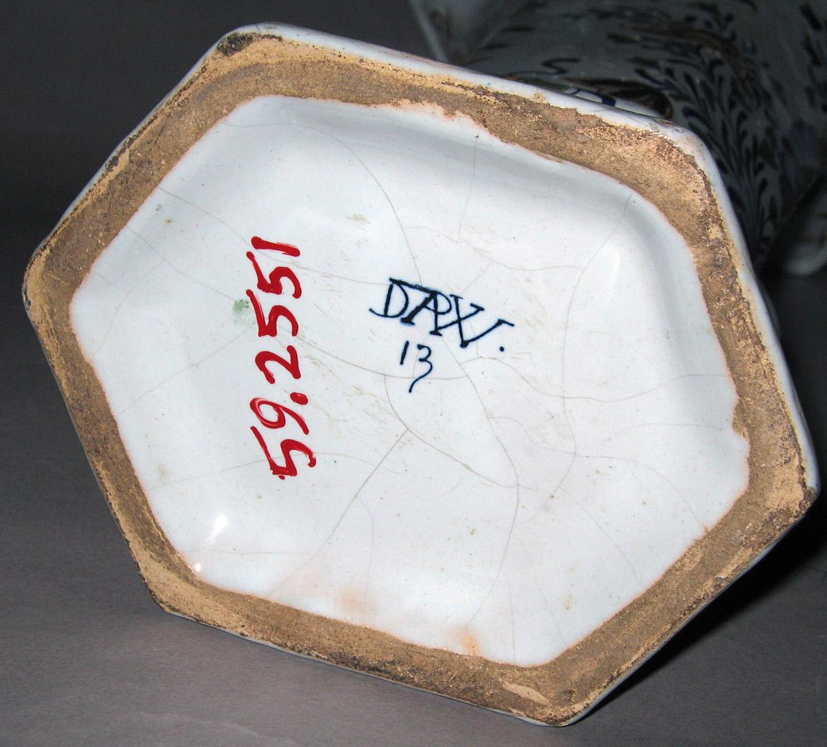 1959.2551 Delft vase, underside