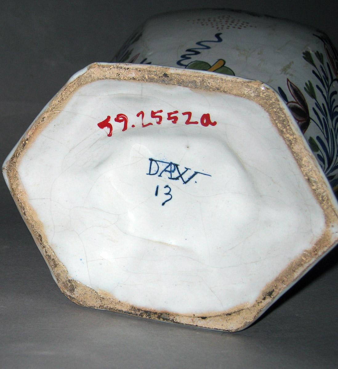 1959.2552 Delft vase (mark)