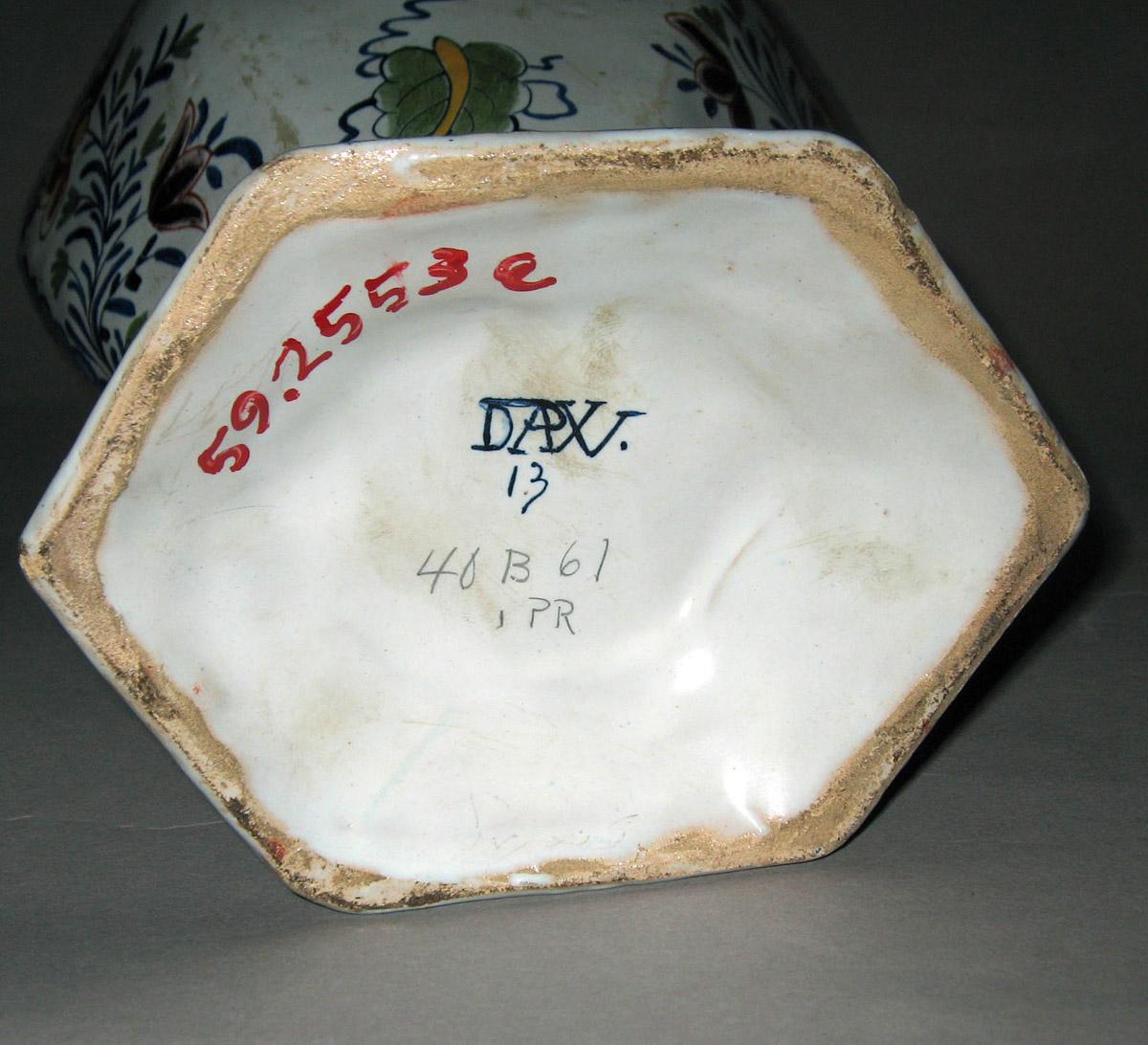 1959.2553 A Delft vase (mark)