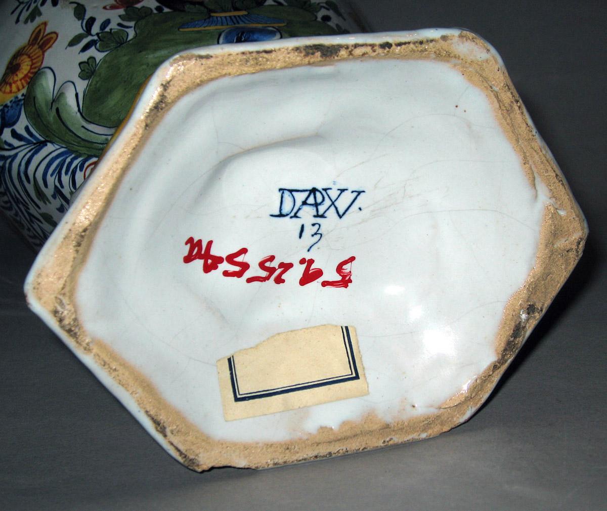 1959.2554 A Delft vase, underside