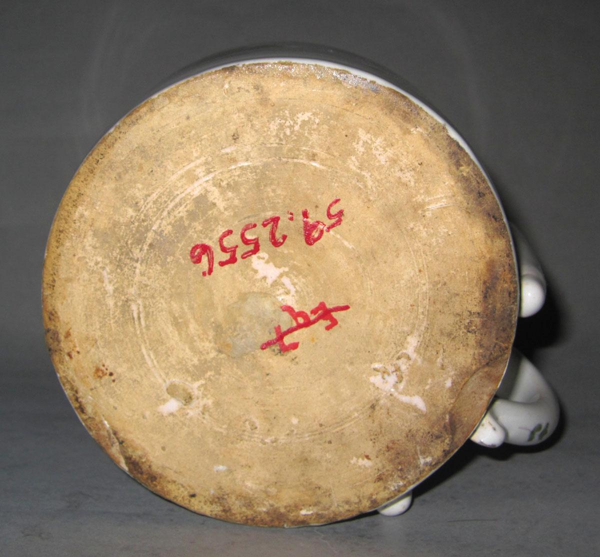 1959.2556 Delft inkwell underside