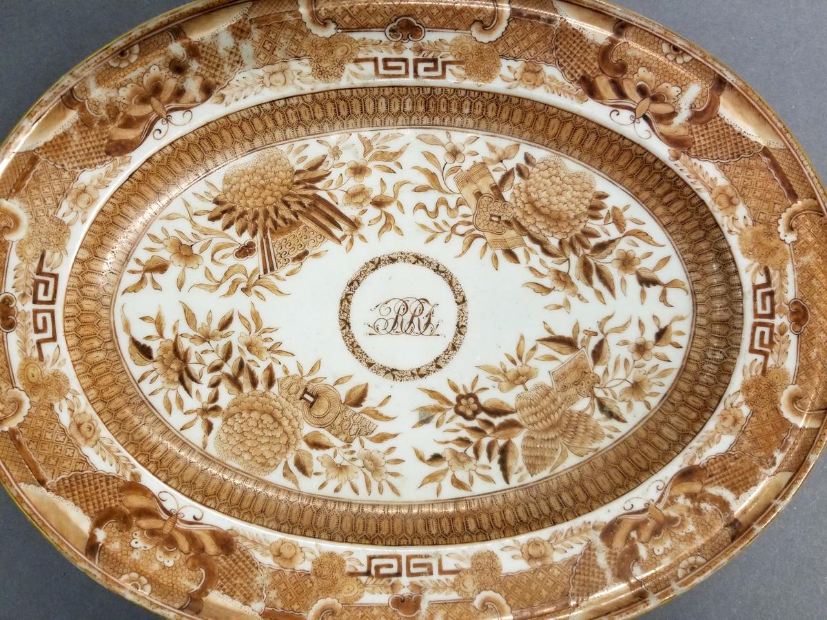 2020.0002.002 Hot water dish front, detail 1
