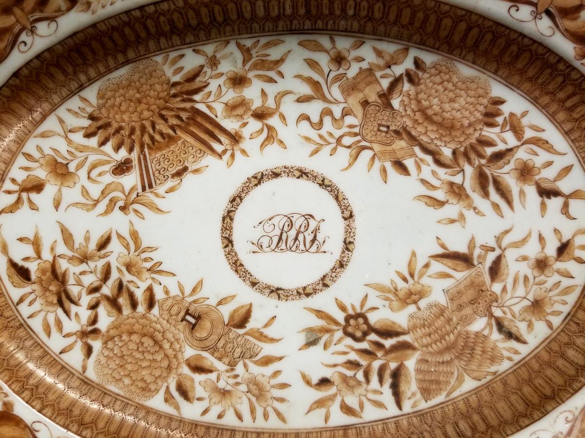 2020.0002.002 Hot water dish front, detail 2