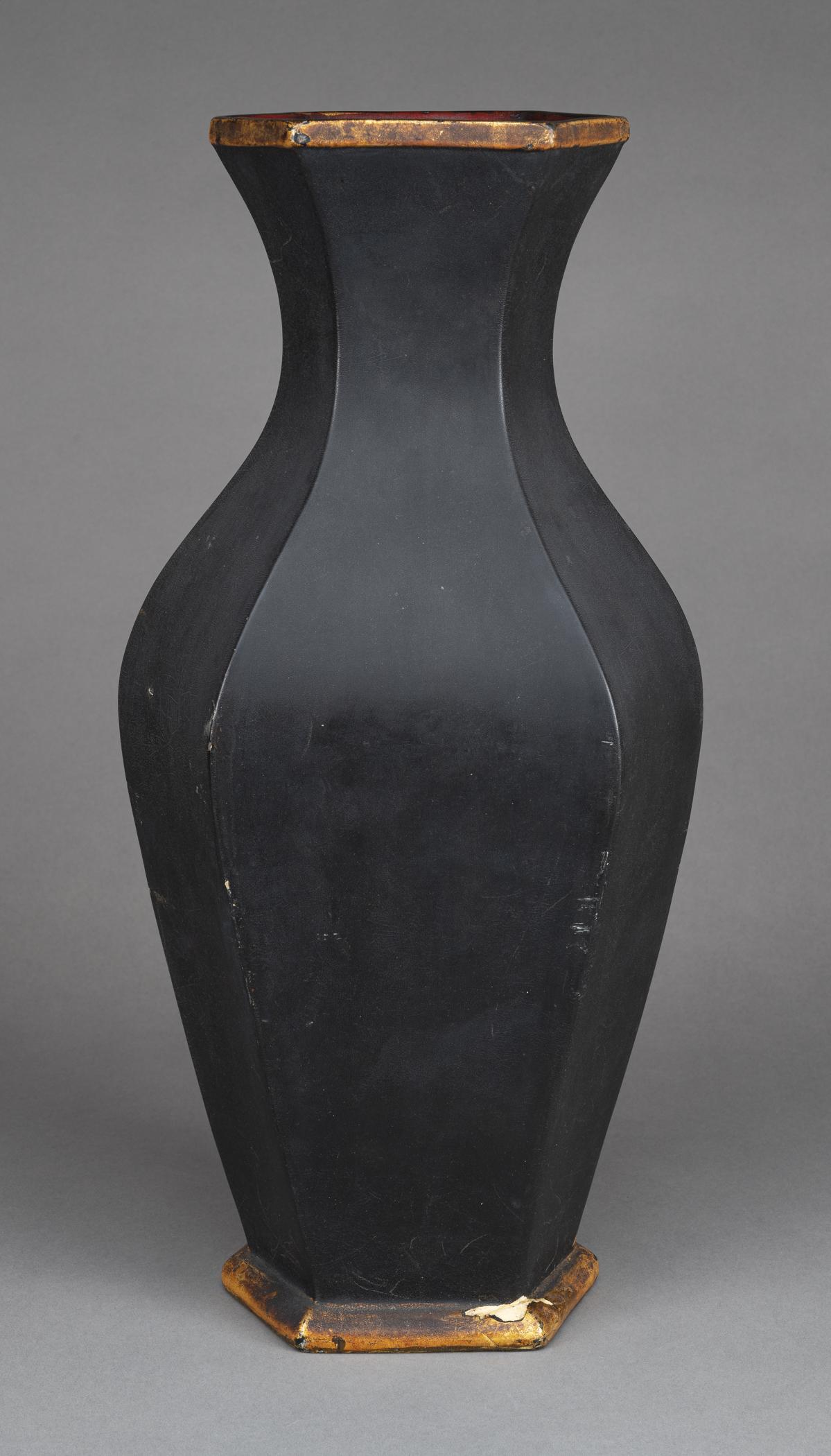 2020.0010.001 Flower container, view 2